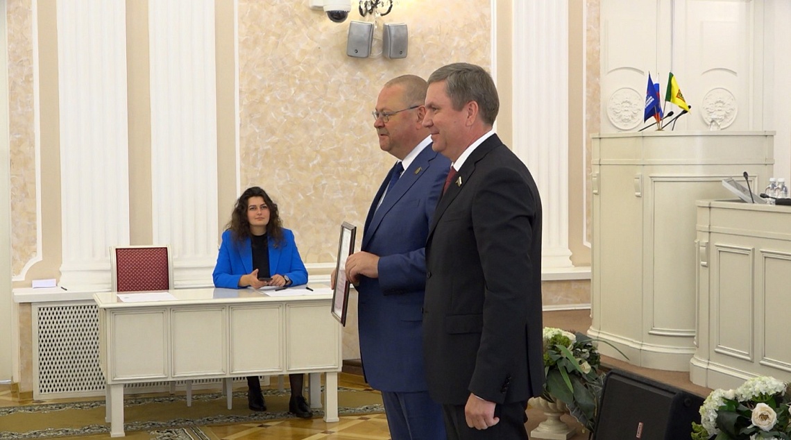 Депутат Государственной Думы Дмитрий Каденков вручил губернатору Олегу Мельниченко почетную награду