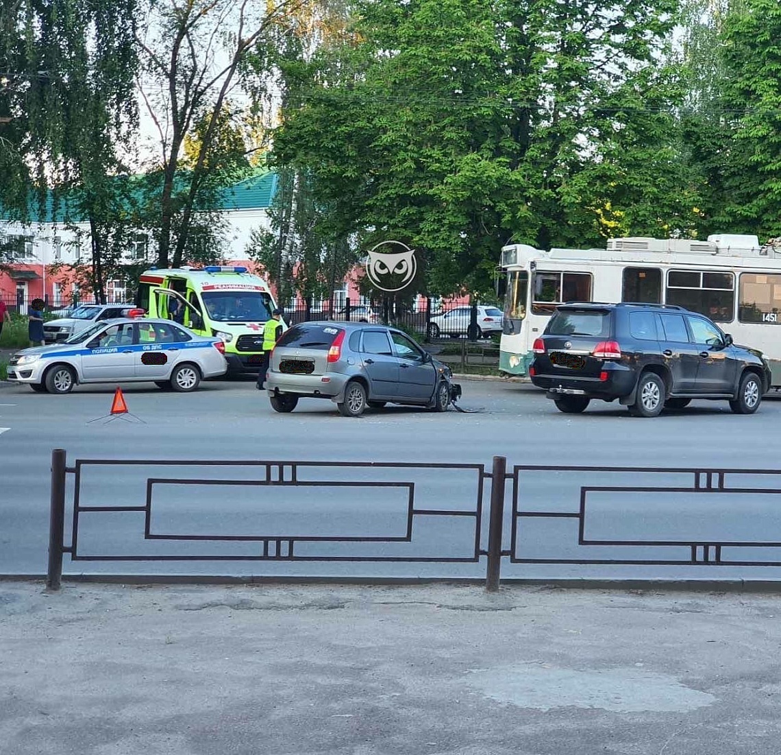 В Пензе жестко столкнулись внедорожник и легковушка. ВИДЕО