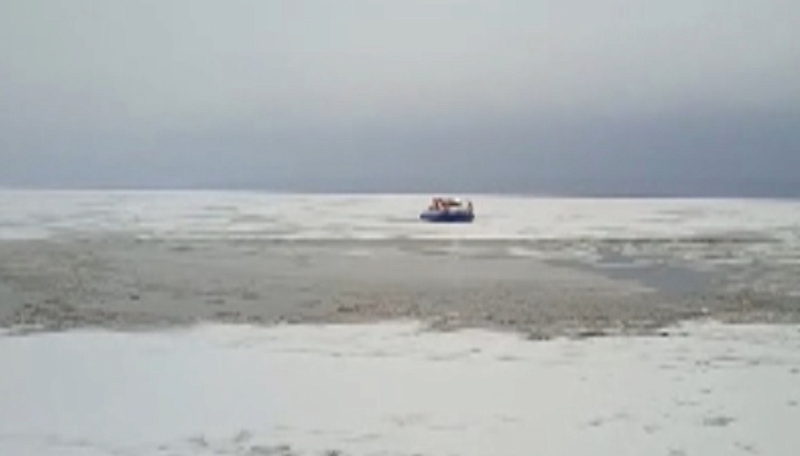 В Пензе на Сурском водохранилище 53 рыбаков унесло от берега на льдине