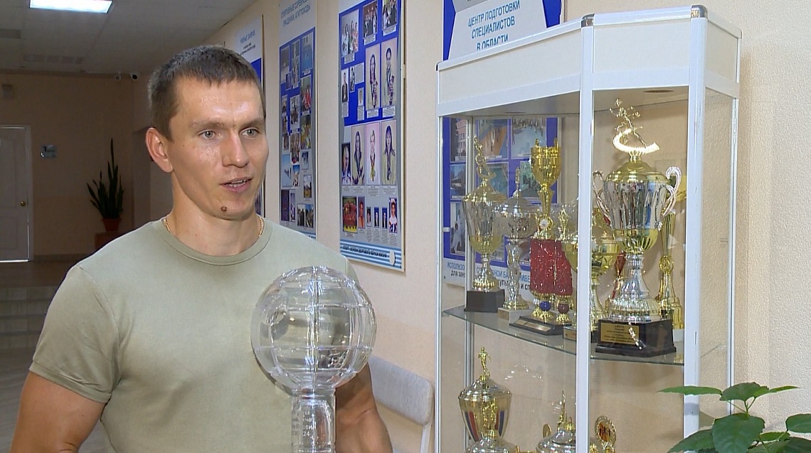 Олимпийский чемпион Александр Большунов сдает в ПГУ кандидатские экзамены