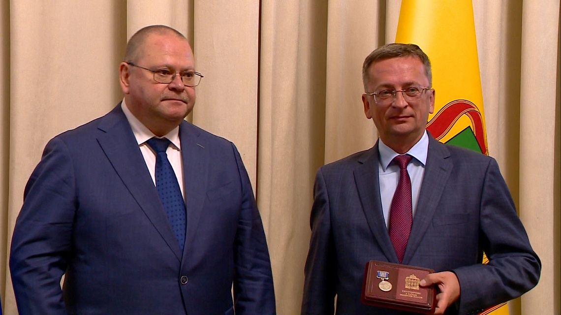 Губернатор Олег Мельниченко наградил пензенцев, отличившихся в служебной и общественной деятельности