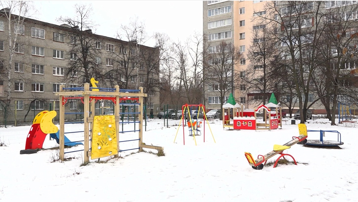 В пензенских дворах ремонтируют игровые площадки