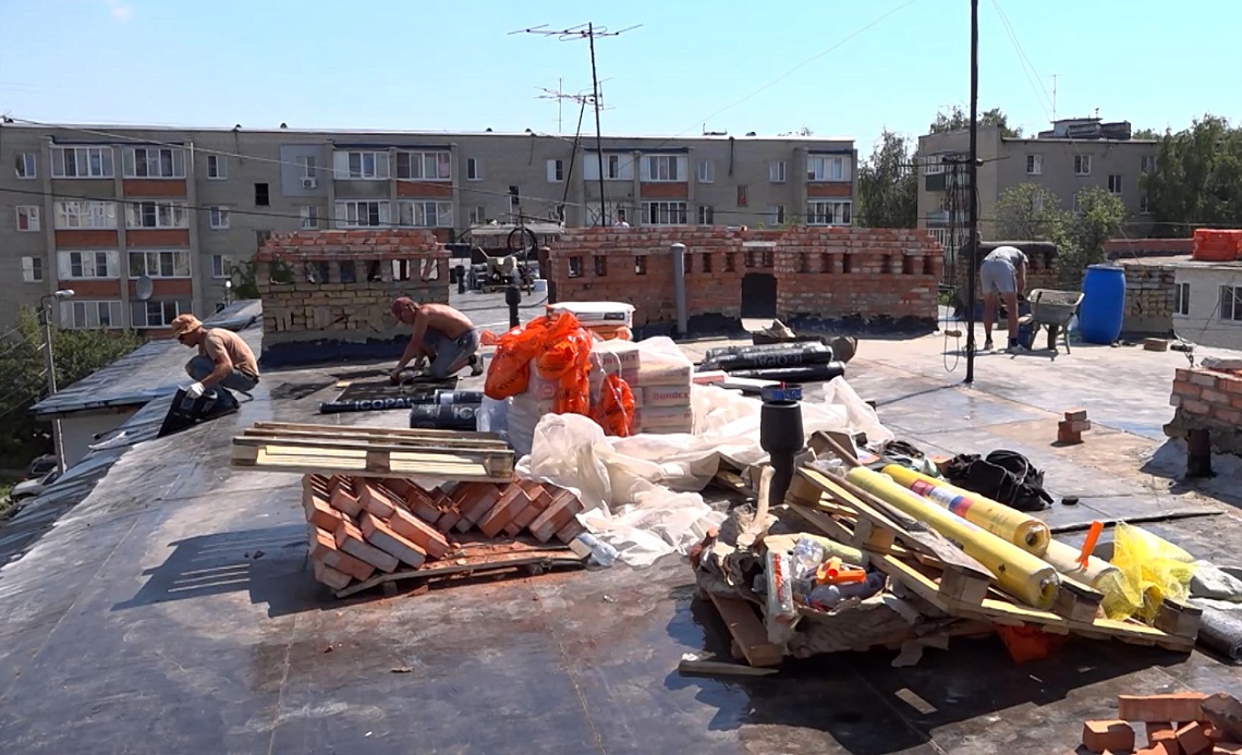 В Пензе на улице Пушанина №40 активно завершают капремонт крыши