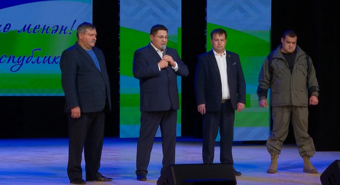 С Днем Республики Башкортостан  поздравили  ребят, которые проходят мобилизацию в Пензе