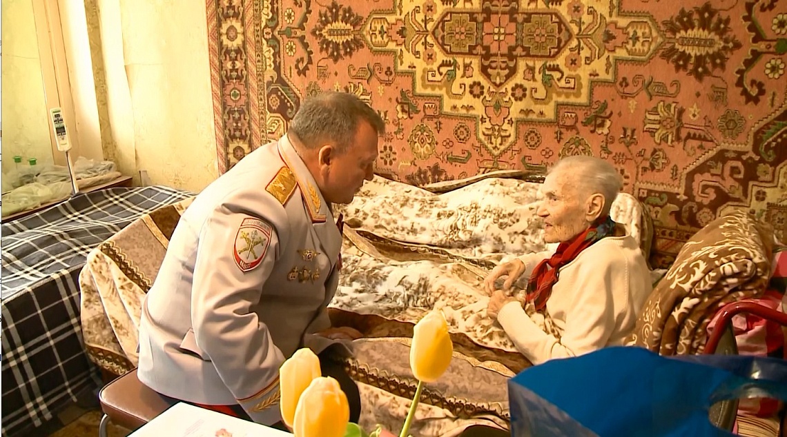В Пензе представители правоохранительных органов поздравили участников Великой Отечественной войны