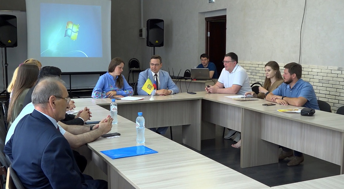 В Доме молодежи за круглым столом обсудили  межнациональную политику