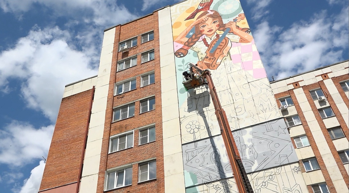 В Пензе на стене одного из жилых домов художник создает новый арт-объект