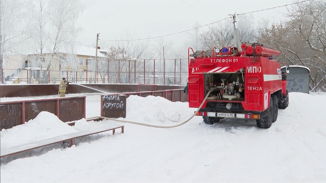 В Пензе приводят в порядок ледовые площадки