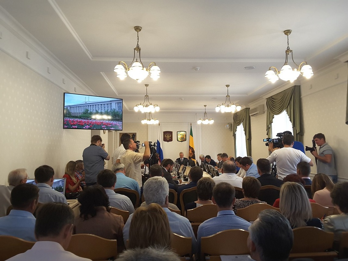 Белозерцев поручил ввести в правительстве региона дресс-код