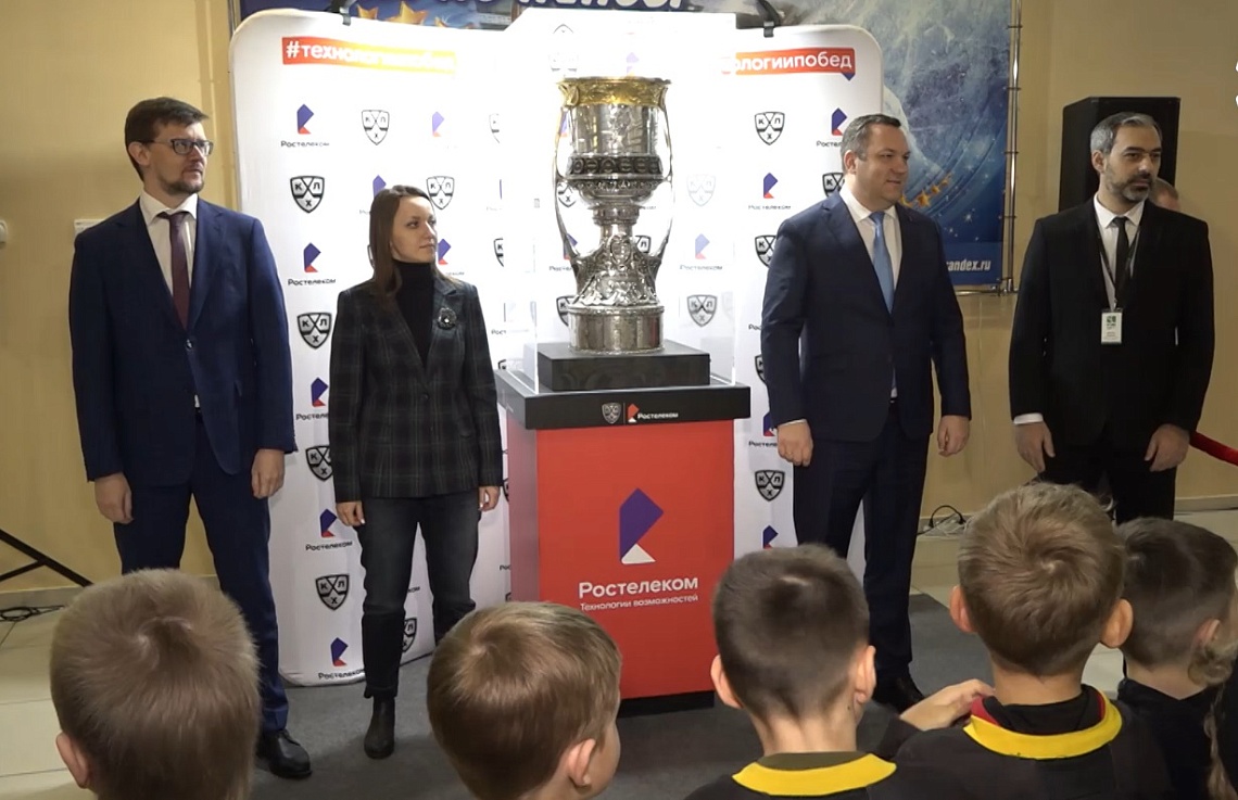 Пензенские болельщики хоккея смогли сфотографироваться с Кубком Гагарина Пензенские болельщики хоккея смогли сфотографироваться с Кубком Гагарина