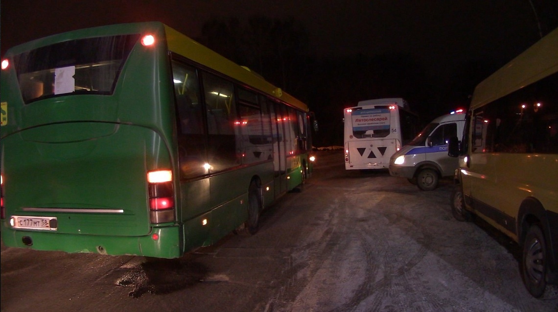 В Пензе сотрудники ГИБДД проверили техническое состояние автобусов перед выходом на линию