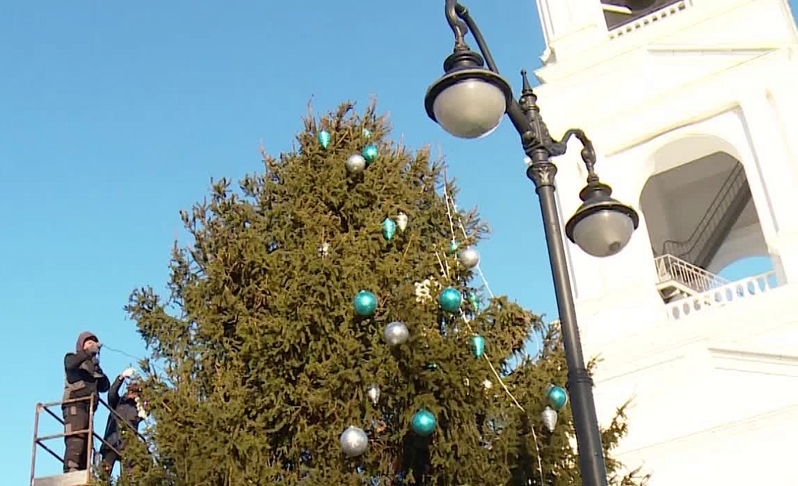 В Пензе начали разбирать елку у Спасского собора