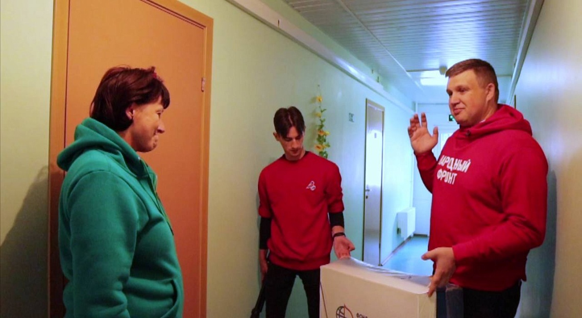 Представители регионального ОНФ вручили подарки эвакуированным из  Донбасса, ставшими  родителями в Пензе