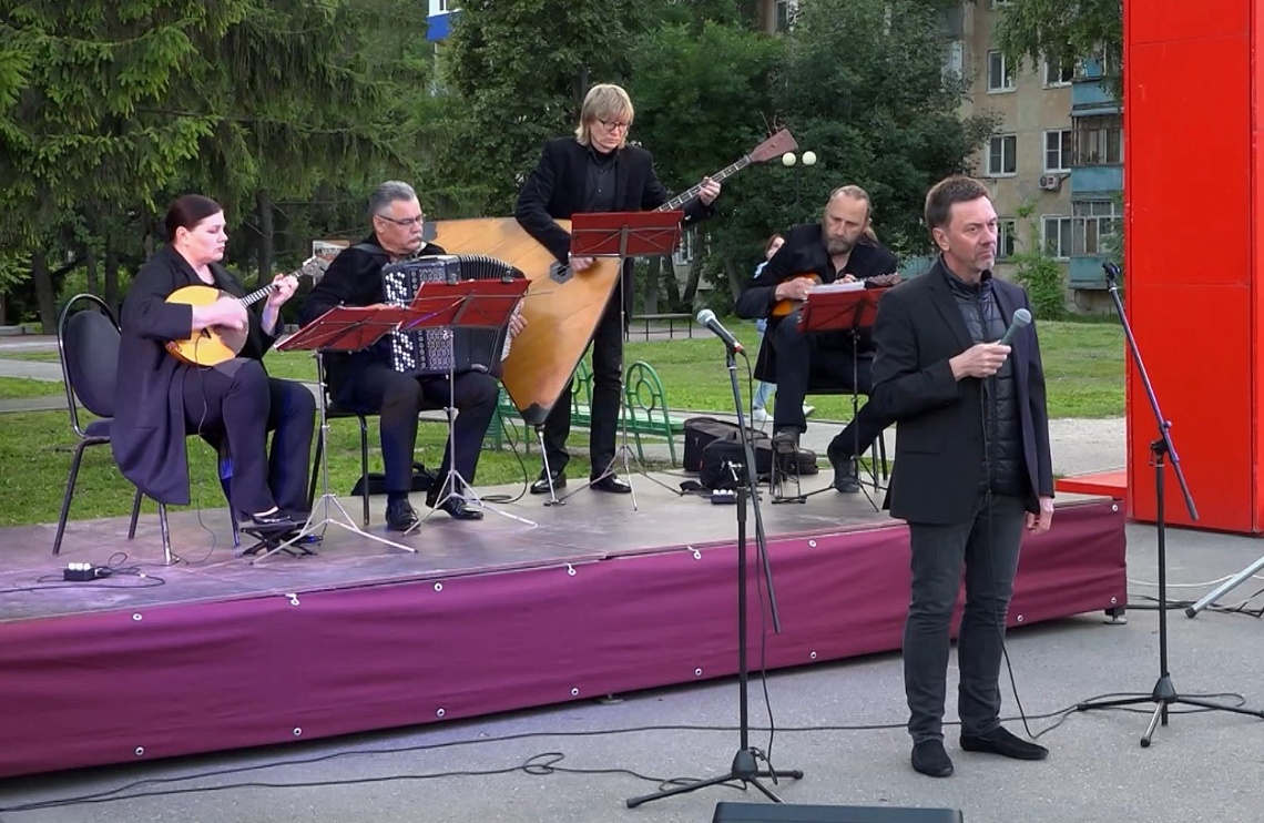 В сквере «Бессмертный полк» пензенцам представили музыкально-поэтическую композицию «Свеча памяти»