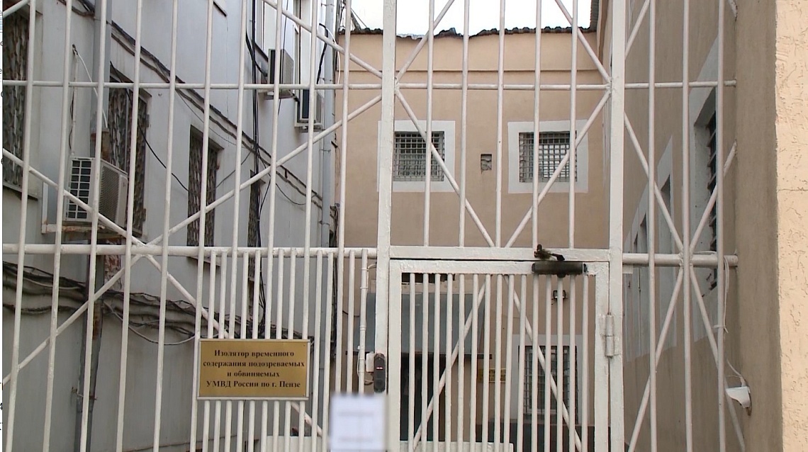 Пензенские полицейские подозревают 34-летнего мужчину в краже 8 тыс. рублей у сотрудницы магазина