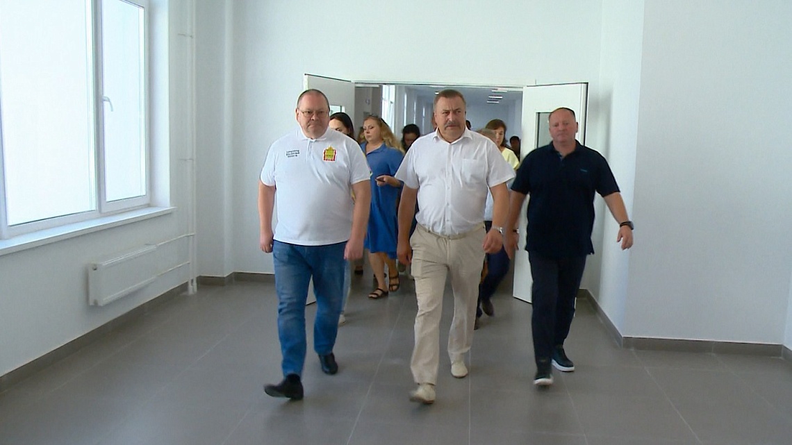 Губернатор Олег Мельниченко осмотрел новую школу в микрорайоне Заря