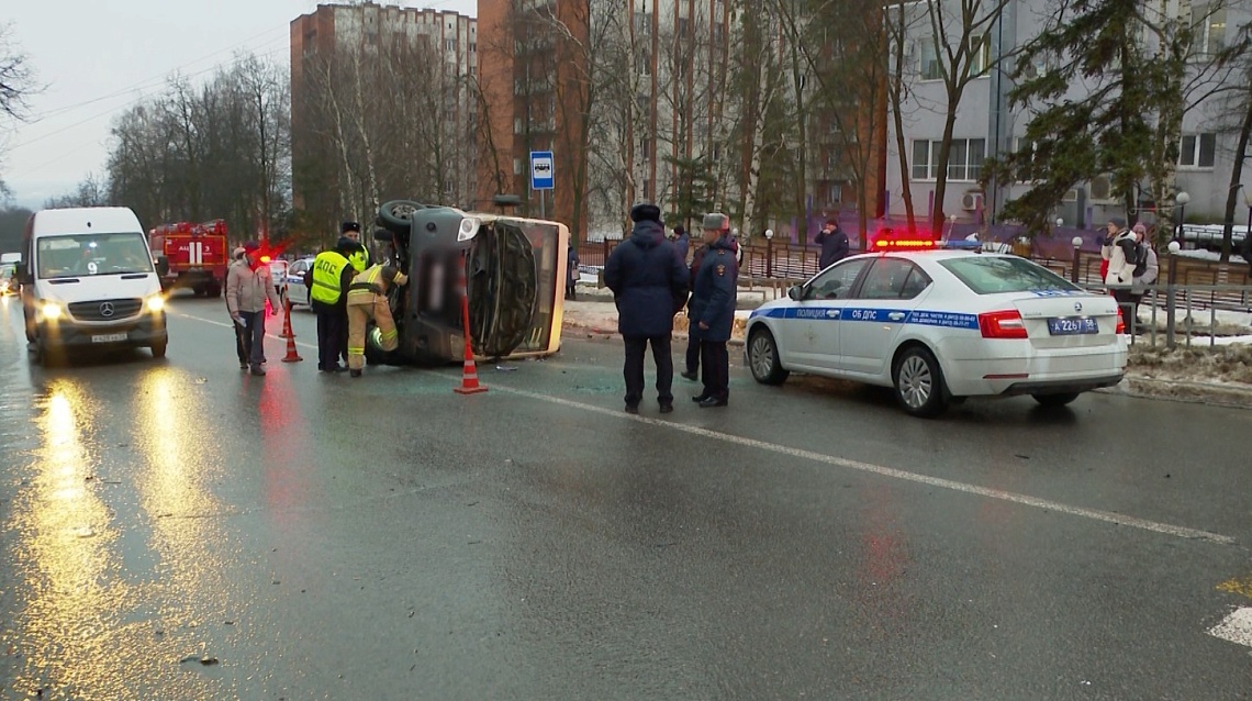 На улице Лермонтова в Пензе перевернулась маршрутка №77