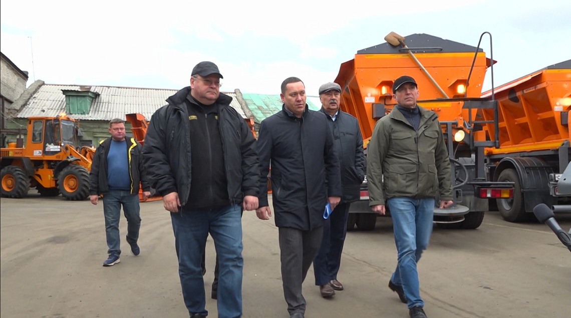 Губернатор Олег Мельниченко оценил готовность техники к предстоящей зиме
