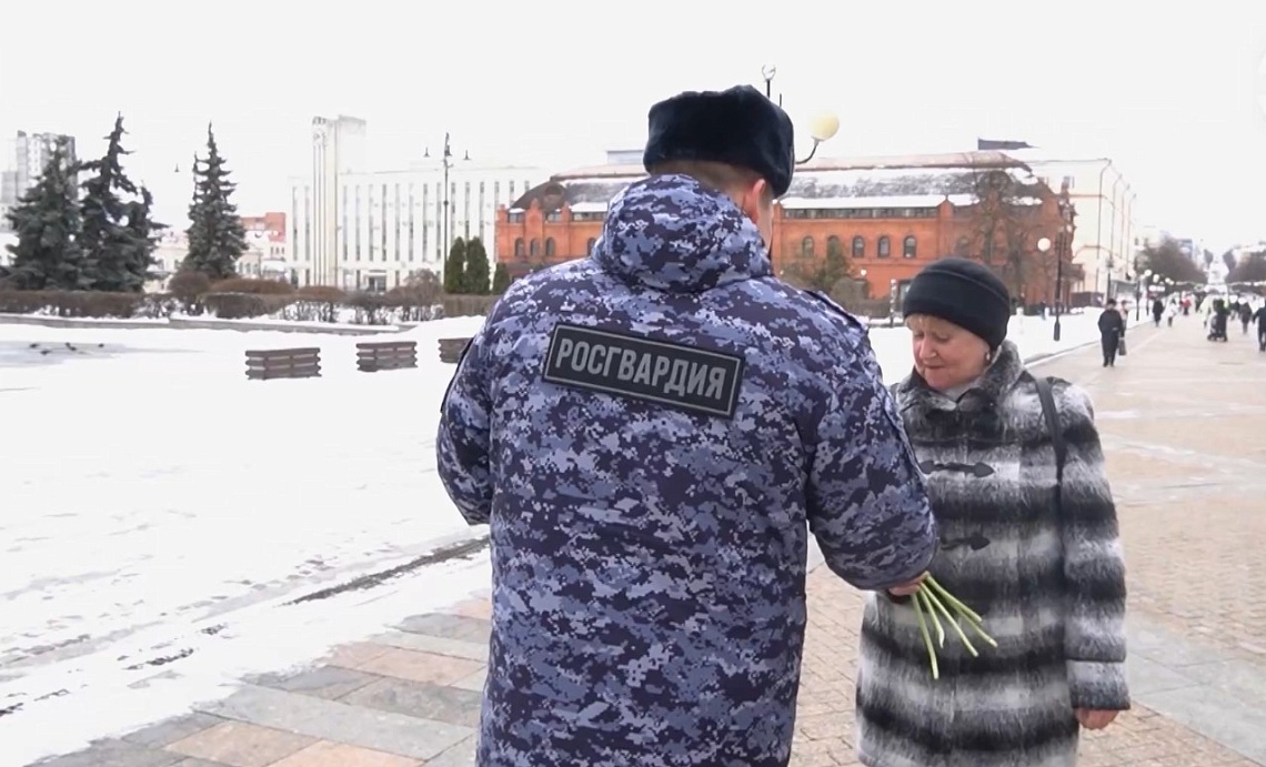 Росгвардейцы поздравили женщин Пензы с 8 Марта