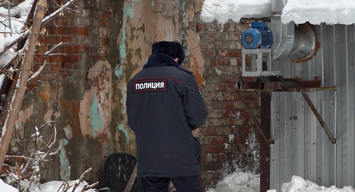 В центре Пензы с крыши дома на мужчину упал ком снега