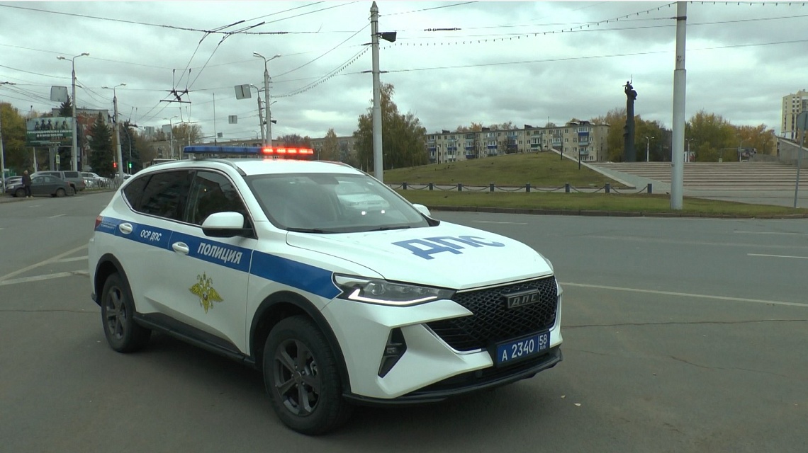 Сотрудники ГАИ поздравили пензенских водителей в преддверии Дня автомобилиста