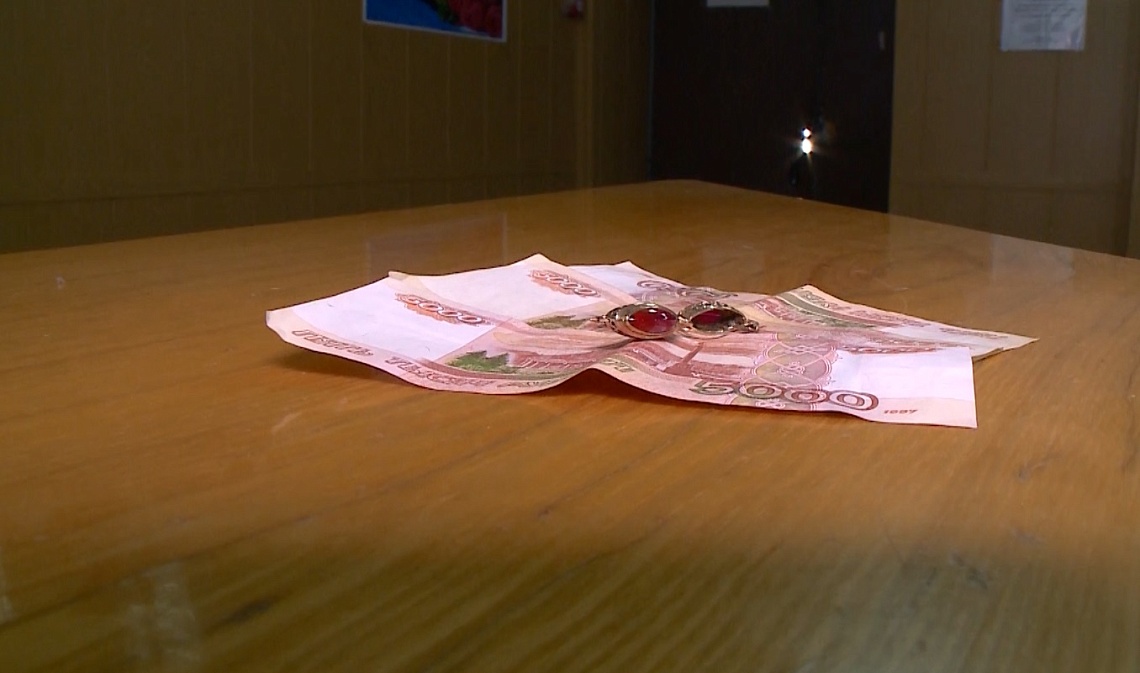 У пензенской пенсионерки украли 109 тысяч рублей и украшения У пензенской пенсионерки украли 109 тысяч рублей и украшения