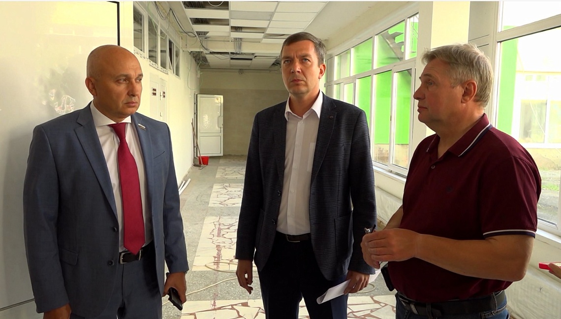 В Пензе руководитель фракции «Единая Россия» в Гордуме проверил ход ремонтных работ в школе №57