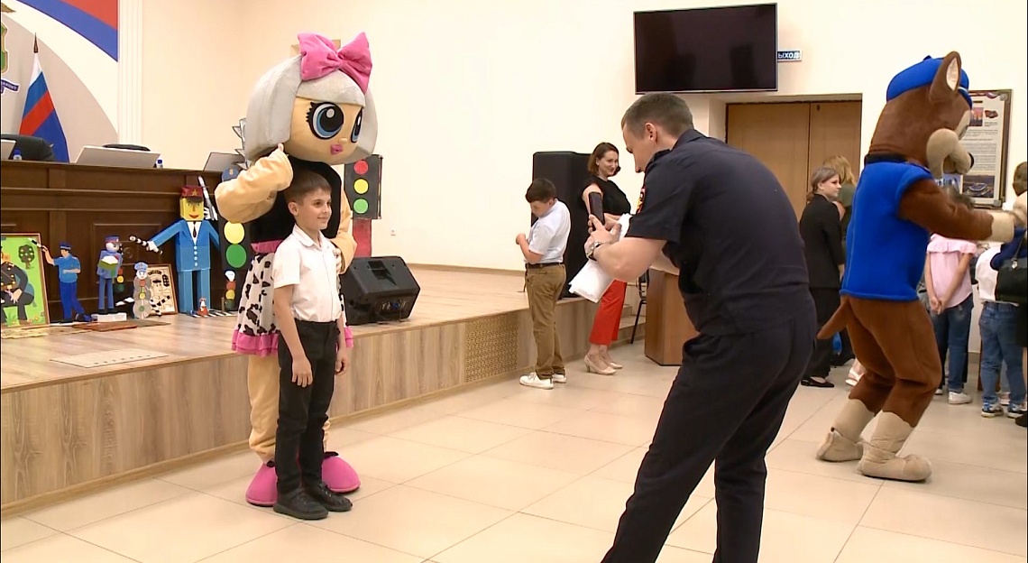 В Пензе сотрудники полиции организовали торжественную церемонию для победителей конкурса «Полицейский дядя Степа»