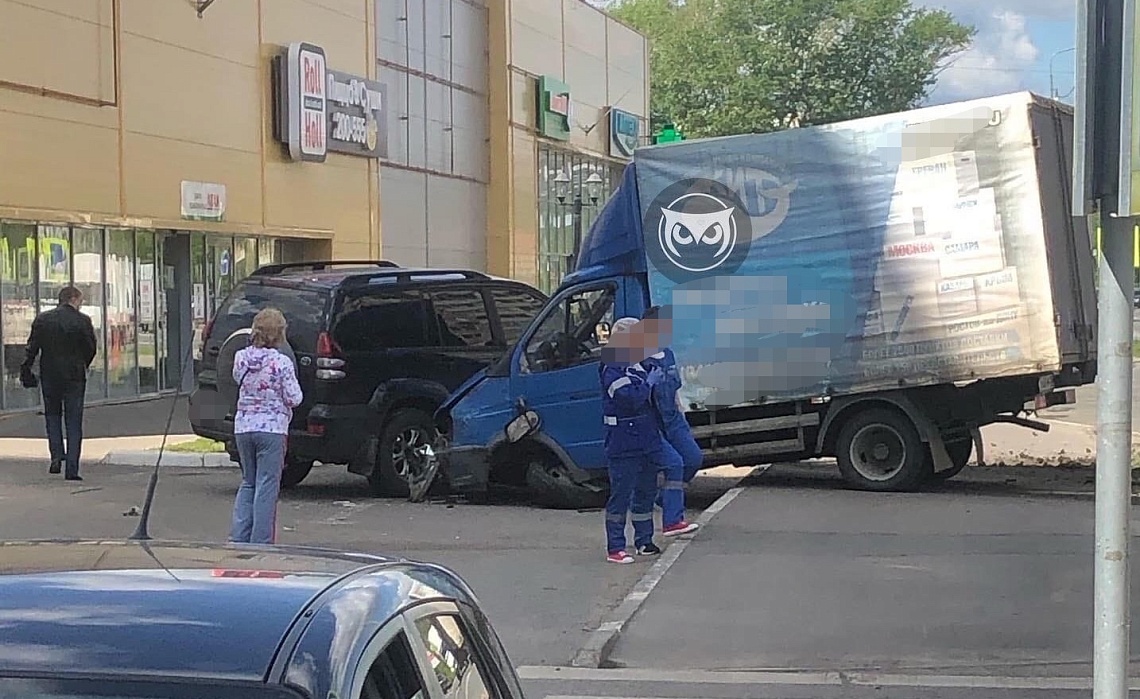 На ГПЗ-24 грузовик жестко протаранил дорогой внедорожник