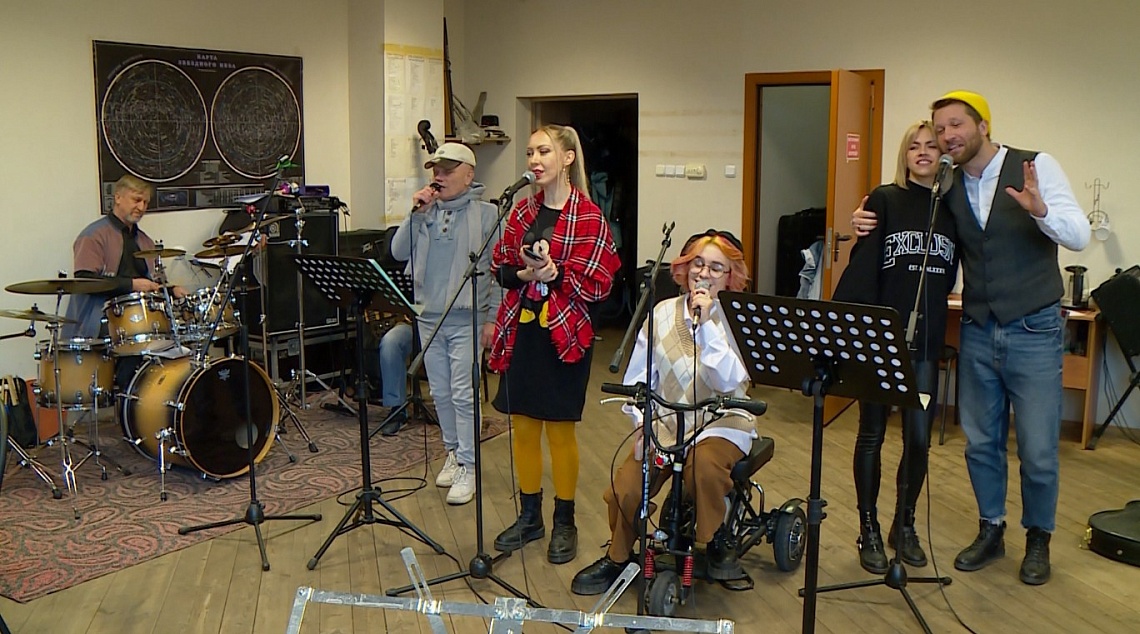 Музыканты ансамбля «Экспресс бэнд» готовятся к выступлению, посвященному памяти Муслима Магомаева Музыканты ансамбля «Экспресс бэнд» готовятся к выступлению, посвященному памяти Муслима Магомаева