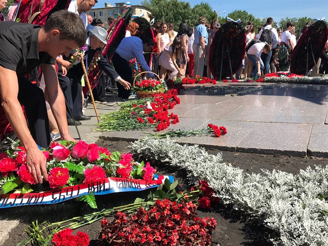 Пензенцы у памятника Победы почтили память жертв Великой Отечественной войны