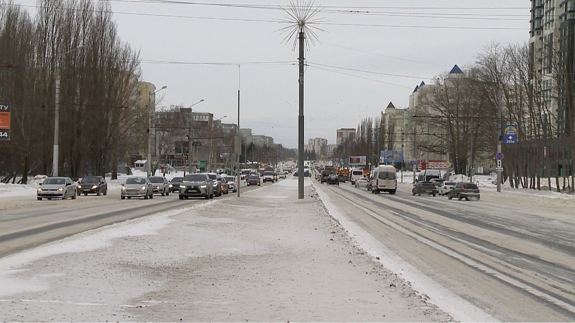 После непогоды сотрудники «Пензадормоста» очищают город от снега