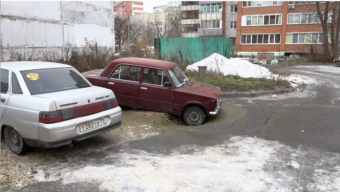 В Пензе на улице Пушкина легковой автомобиль провалился под асфальт