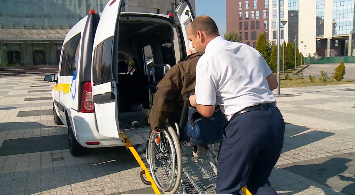 Новые автомобили пополнили парк службы социального такси