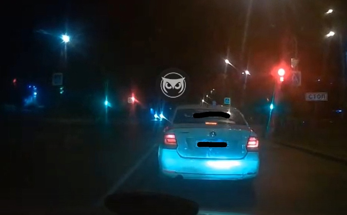 В Пензе таксист врезался в машину, сдавая назад. Видео