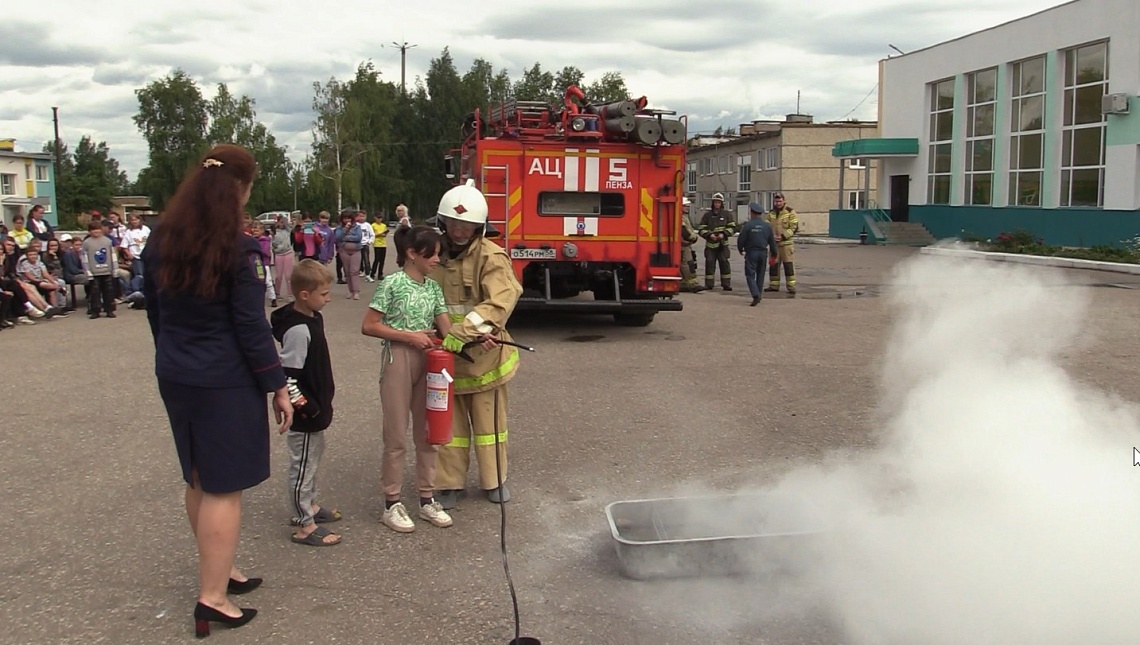 Сотрудники МЧС приехали с мастер-классом в детский оздоровительный лагерь «Юность»