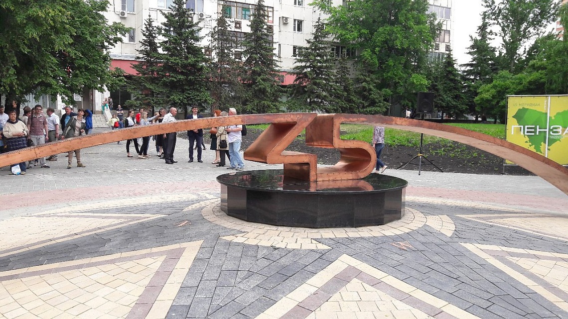 В Пензе в сквере «45 меридиан» вывернули с корнем скамейку