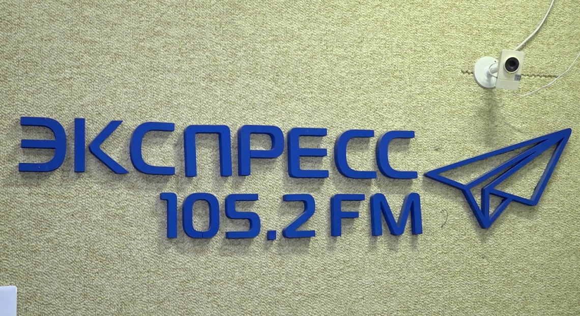 Ведущие радио «Экспресс» готовятся сразиться с командой слушателей в футбол