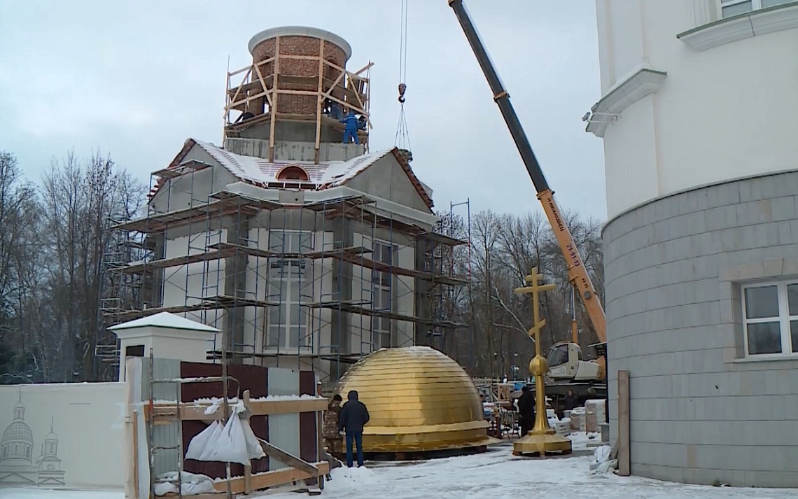 На Евлампиевскую церковь-усыпальницу сегодня водрузили купол с крестом