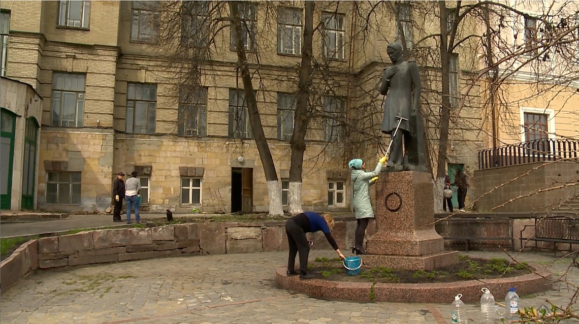 Памятники Пензы привели в порядок после зимы