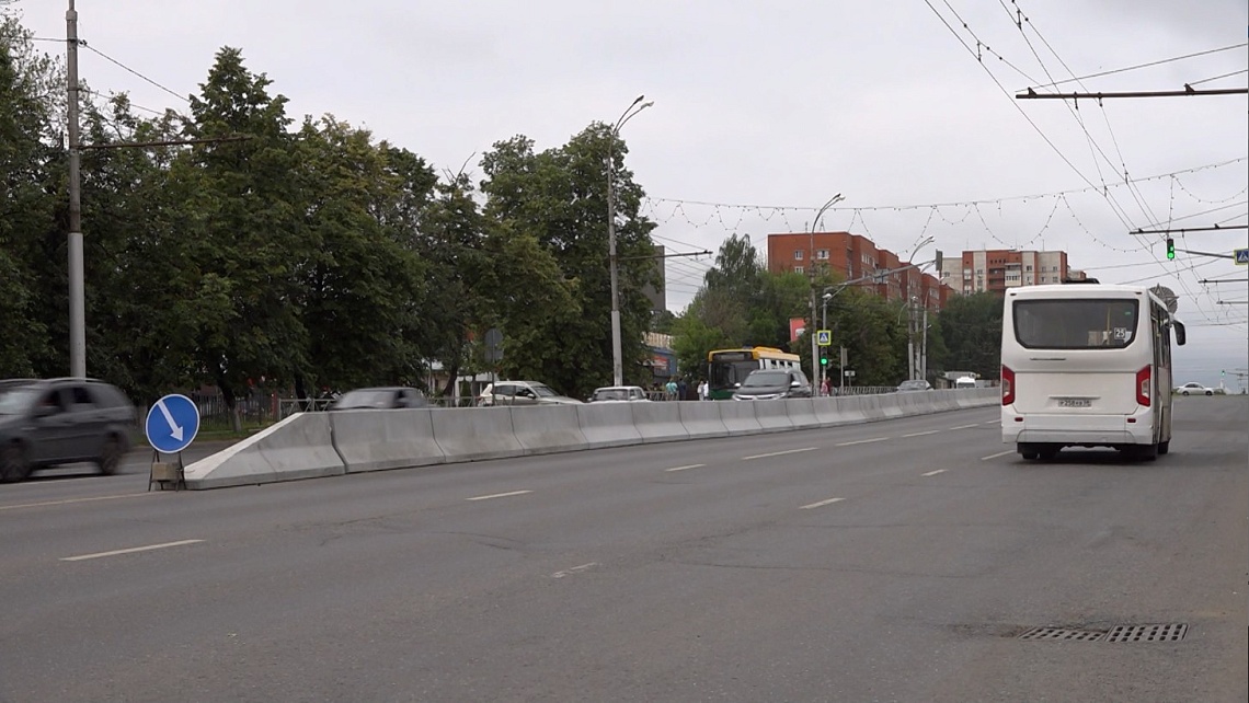 В Пензе на проспекте Победы начали устанавливать блоки, разделяющие встречные полосы движения
