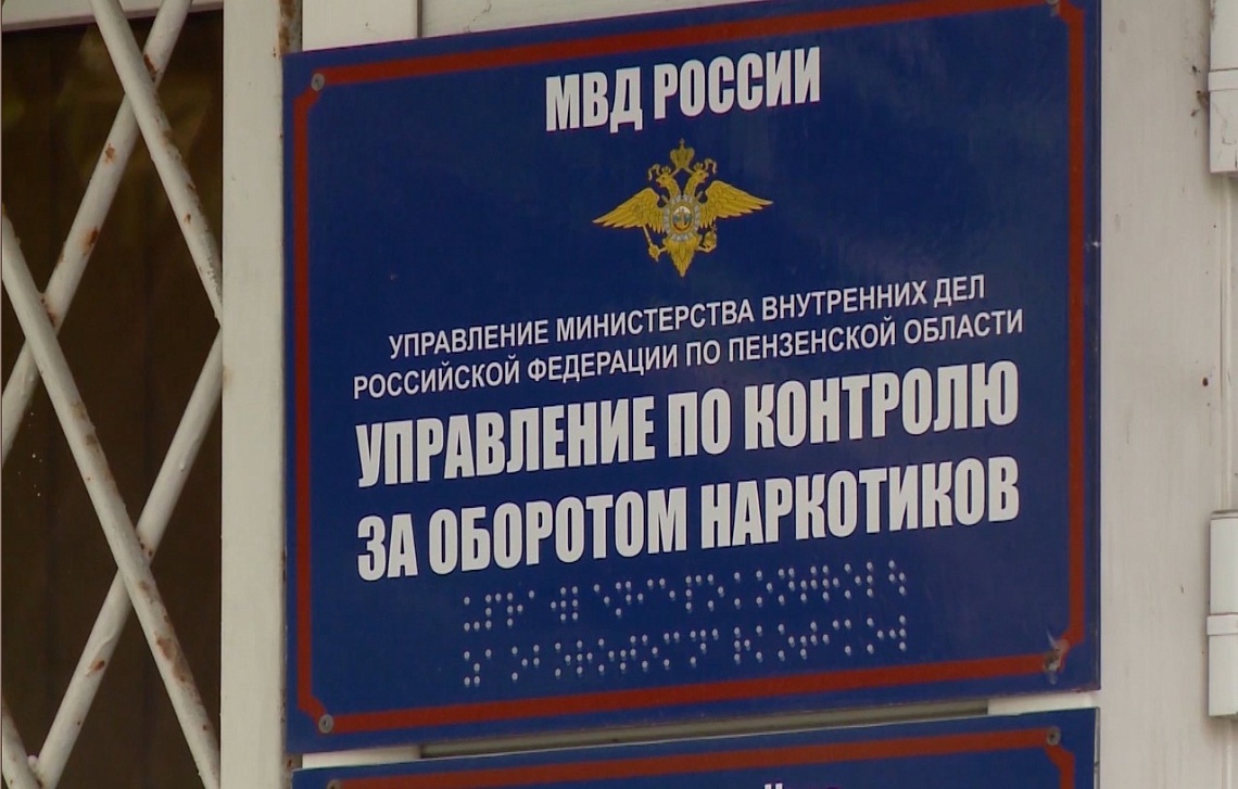 В Кузнецке сотрудники полиции и Росгвардии задержали молодых людей, которые наносили на здания незаконную рекламу