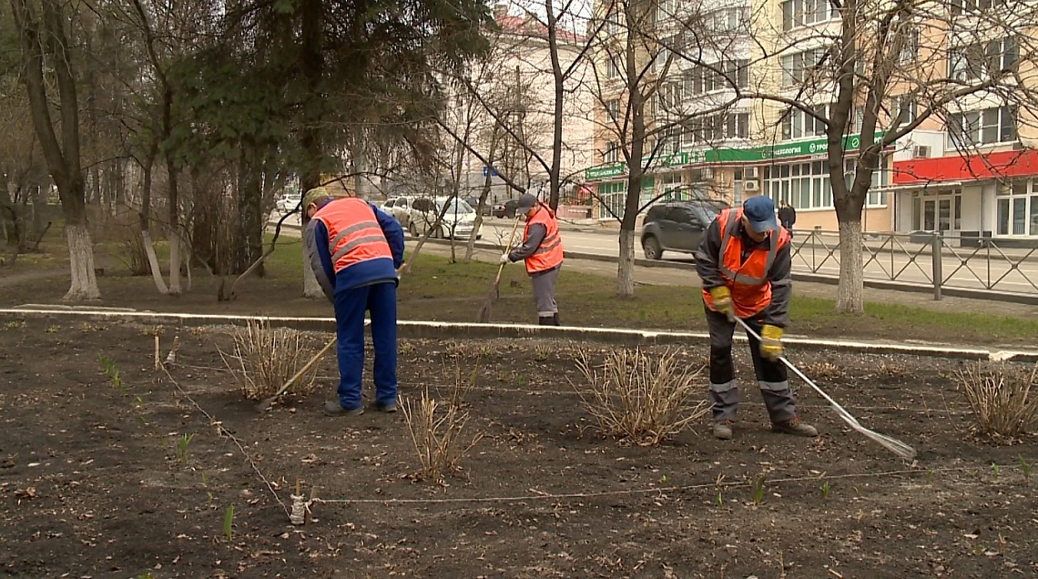В Пензе на уборку города вышли сотрудники местного завода