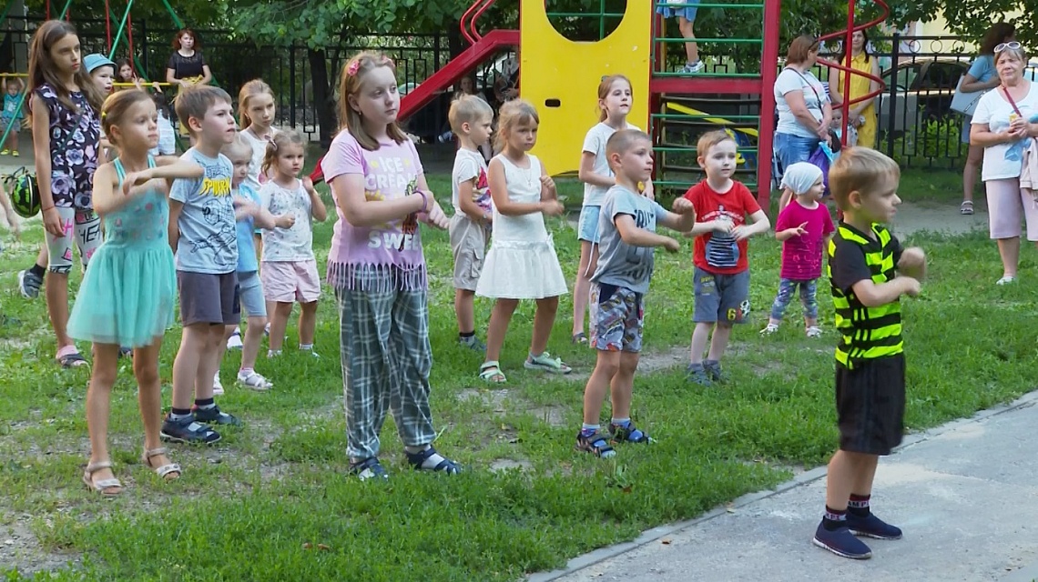 На проспекте Строителей около дома №21 прошла акция «А у нас во дворе»