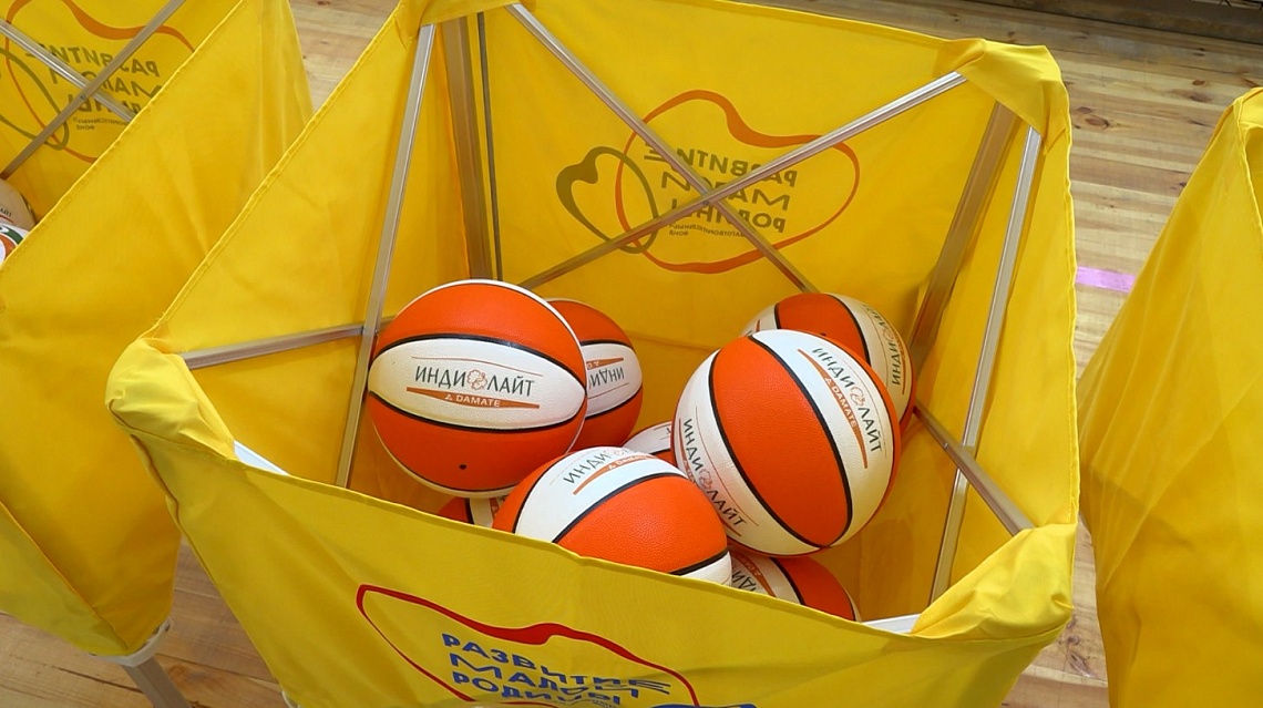 Группа компаний «Дамате» подарила спортивный инвентарь ученикам школы №4 Нижнего Ломова