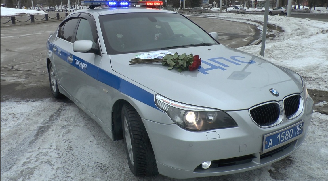 На дорогах Пензы сотрудники ГИБДД поздравили женщин с наступающим 8 Марта