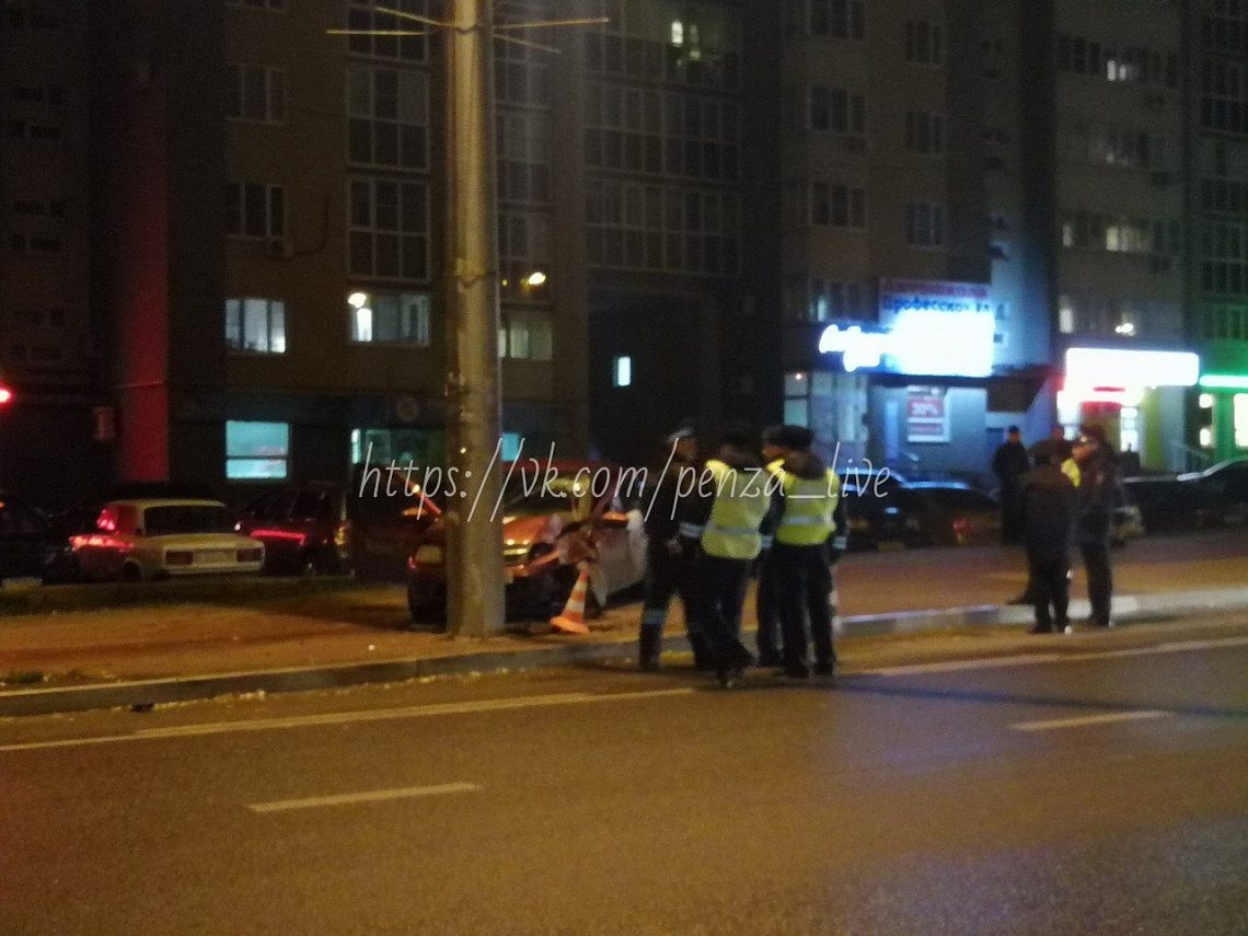 В Терновке такси на скорости влетело в столб – очевидцы