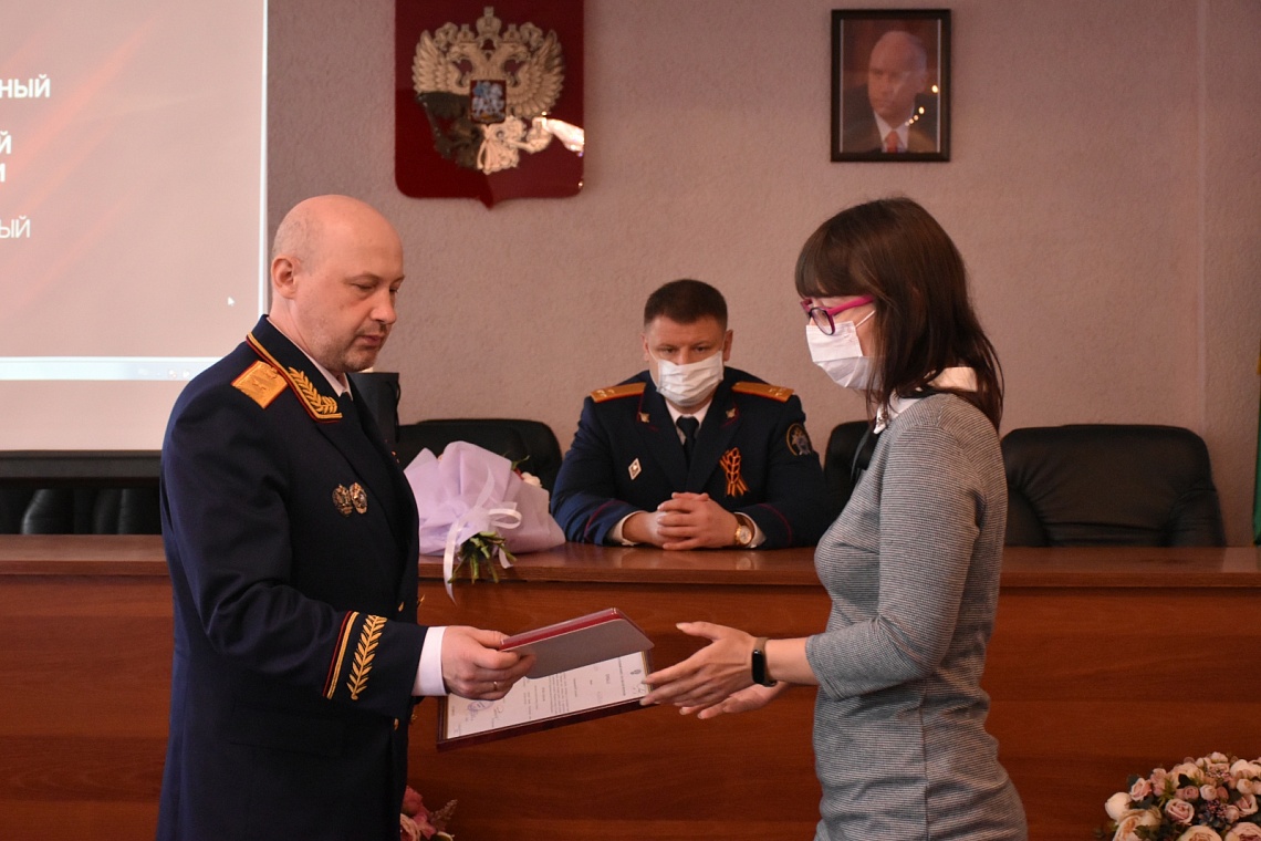 Руководитель пензенского следкома вручил медаль внучке ветерана