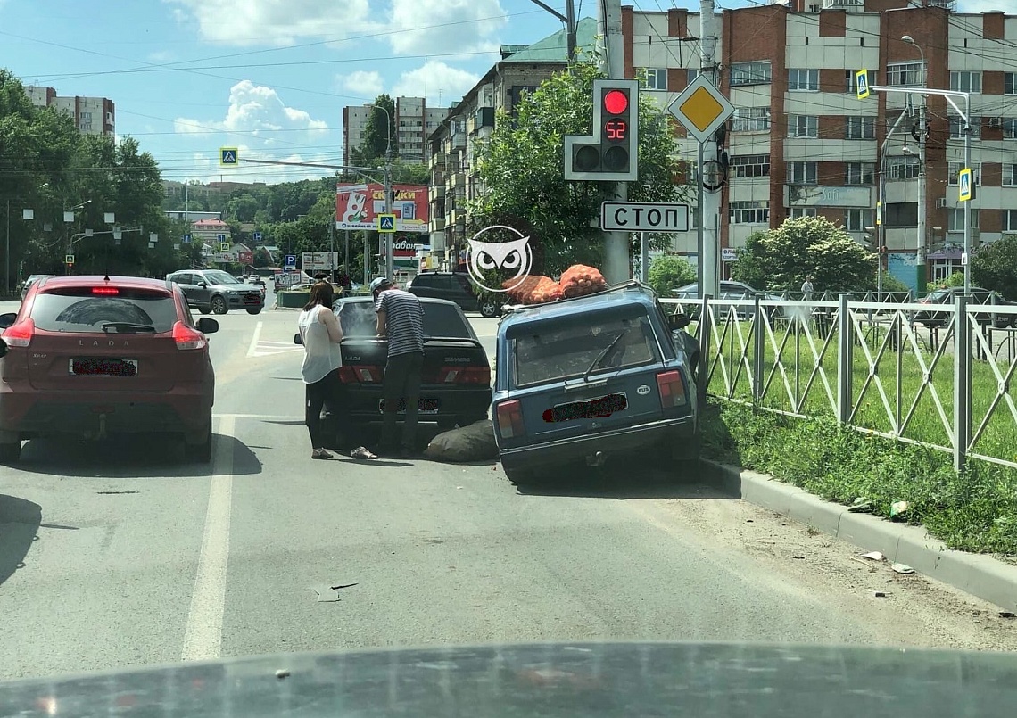В центре Пензы «Жигули» влетели в забор
