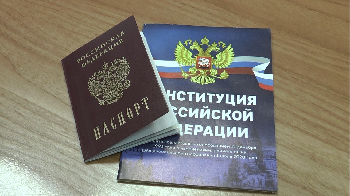 Уроженцу Таджикистана в торжественной обстановке вручили российский паспорт